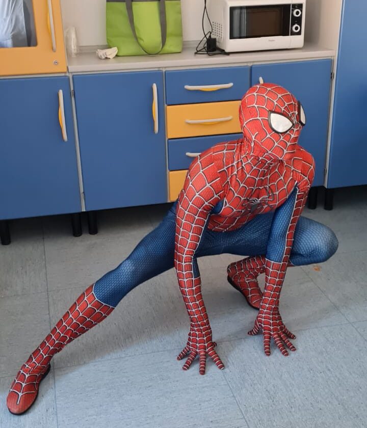 Spiderman in reparto con i Doni del Sorriso